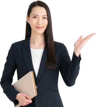 資料を持って案内するスーツ姿の女性