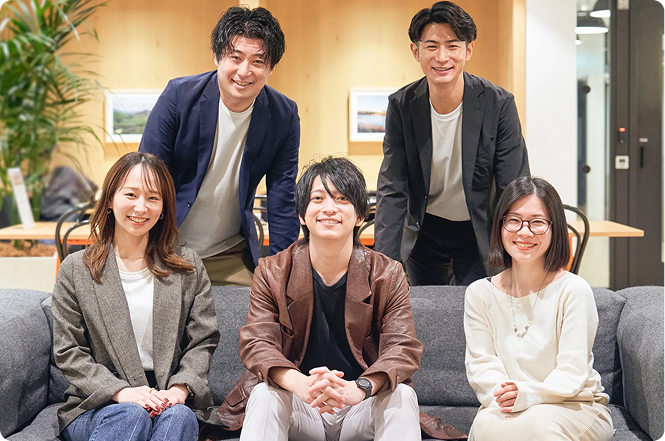 オフィスに集まるアズライトの専任チーム